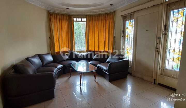 Disewakan Rumah 2 Lantai di Sayap Suryasumantri