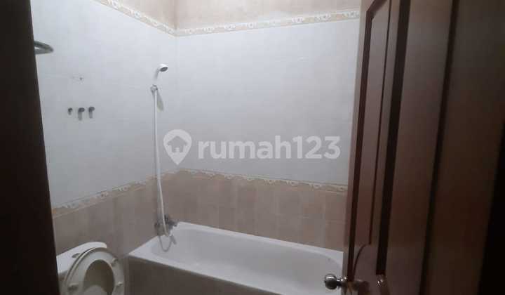 For Sale Well-Maintained House in Taman Kopo Indah Tki 3 2