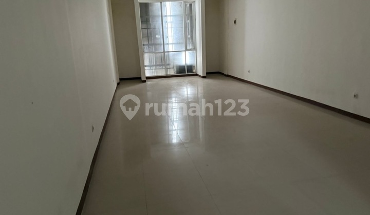 3-Story Shop House Ready for Occupancy in Terusan Kopo, Bandung 1