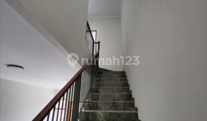 Dijual Rumah 2 Lantai di Mekarwangi 2