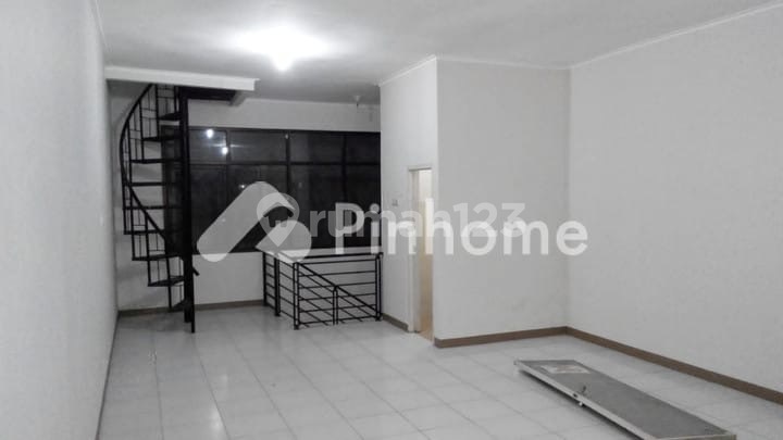 Strategic Ready-to-Use Shop House in Taman Kopo Ketapang 2