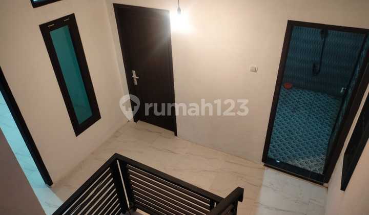 Rumah Mewah Modern Pinggir Jalan Raya Cipageran