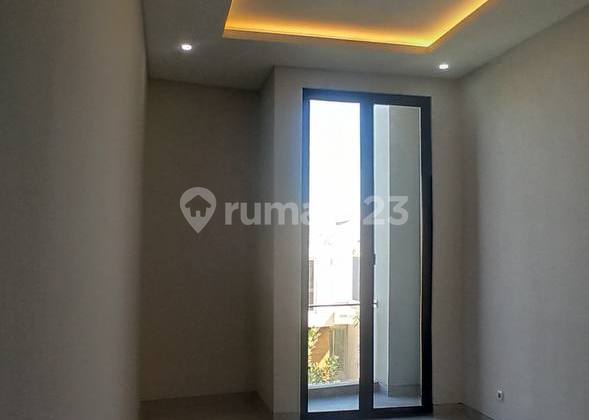 Rumah Modern Dian Istana Wiyung Graha Family Expat Cafe SHM 2