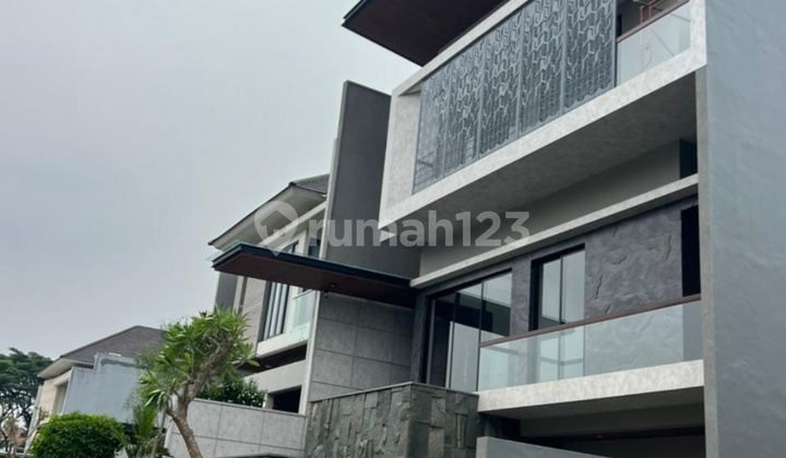 Rumah Modern Waterfront Somerset Bukit Golf Citraland Dekat Pakuwon Indah Universitas Ciputra