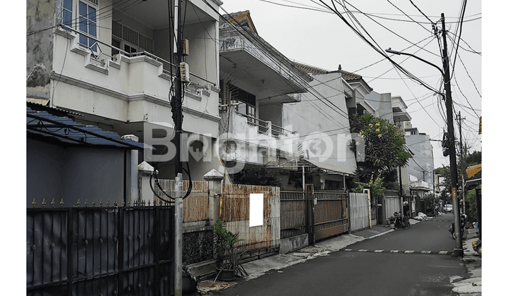 RUMAH 2 LANTAI DI TOMANG JAKARTA BARAT ROW 2 MOBIL 2