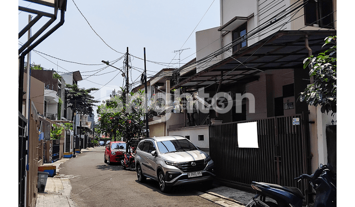 RUMAH TINGGAL DAN KOST 5 KAMAR DI TOMANG ROW 2 MOBIL 2