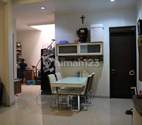 di Rumah Minimalis Komplek Batununggal Indah Bandung 2