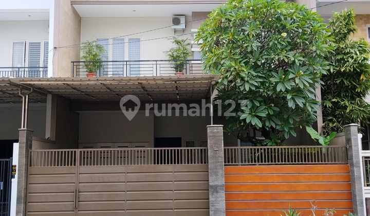 2-Storey House Ready to Occupy in Galaxi Bumi Permai 1 (Araya 1 / Araya I), East Surabaya. The house is in well-maintained, flawless condition and ready to occupy. Located in a row with a wide road for 3 cars. Close to Puri Galaxy, Raya Merr - Kertajaya Indah - Dharmahusada Indah - Arief Rahman Hakim, Galaxy Mall, Kam.