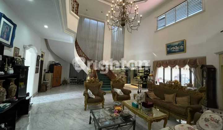 Luxurious 2-Story House in Dharmahusada, East Surabaya. Close to Merr Raya Dharmahusada Indah - Galaxy Mall - Unair Campus - Unair Hospital - Its Campus - Kertajaya Indah - Manyar Kertoarjo - Araya 1 Galaxi Bumi Permai - Puri Galaxy - Pakuwon City, etc. 2