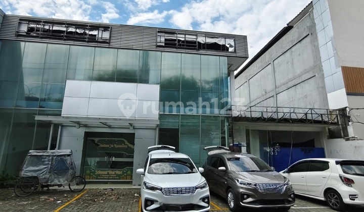 For Rent: Showroom Building on Hr. Muhammad Main Road, West Surabaya. Close to Mayjend Sungkono Main Road - Satellite Toll Road - Darmo Permai - Kupang Indah, etc.
