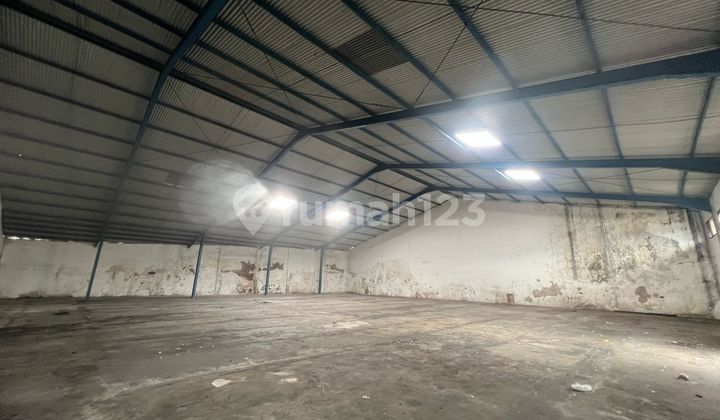 West Kalimas Warehouse, Pabean Cantikan Subdistrict, North Surabaya. Near Tanjung Perak Port - Rajawali Street - Red Bridge - Pesapen - Kebalen - Kembang Jepun - Veteran, etc.