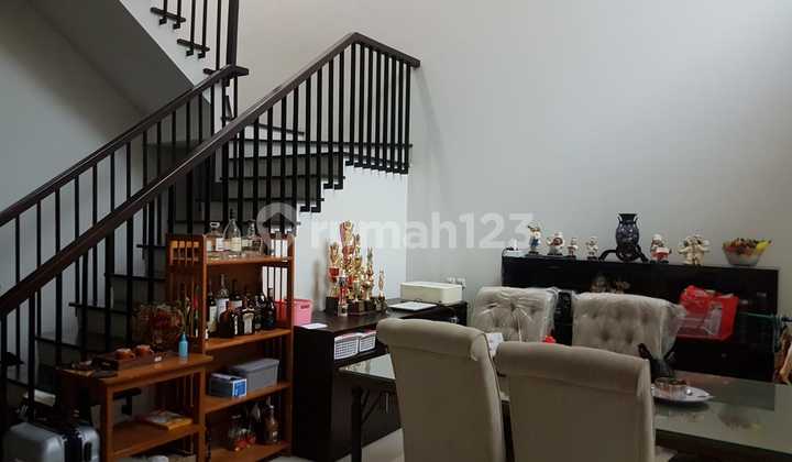 A Well-Maintained 2-Story House in Astoria Park, Babatan Pantai, East Surabaya. Close to The Grand Kenjeran - Kenjeran Main Road - Merr - Dharmahusada Indah - Galaxy Mall - Airlangga University Campus - Pakuwon City - Mitra Keluarga Kenjeran Hospital - Airlangga University Hospital - Kalijudan Villa - Mentar Beach. 2