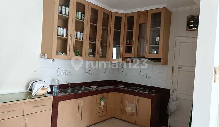 For rent, semi-furnished house in Garnet cluster, Pondok Hijau Golf, Gading Serpong, already with neat canopy, ready to occupy.