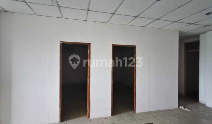 For immediate rent, a pair of connected shops at BSD Junction, facing a busy road near ITC BSD. For immediate rent, a pair of connected shops at BSD Junction, facing a busy road near ITC BSD.