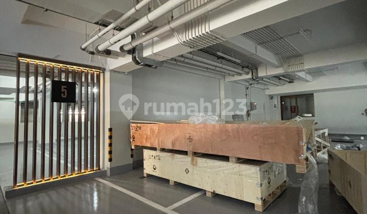 For rent: 5-story office building, Maggiore Business Loft, Gading Serpong. Rare opportunity, 12 meters wide, semi-furnished, already equipped with elevator and central air conditioning.