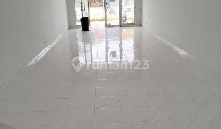 For rent: attached or single shop units at Arcadia, 3 floors, facing the main road, shop condition neat and well-maintained, no restaurants.