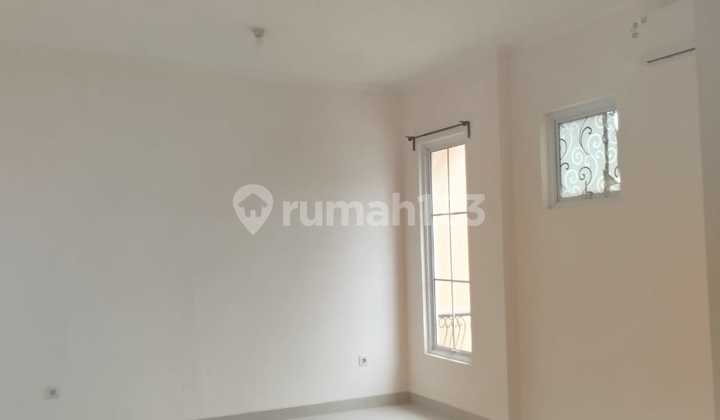 For quick rent: a neat, well-maintained 2-story house in Alicante cluster, Gading Serpong, semi-furnished, clean, newly repainted.