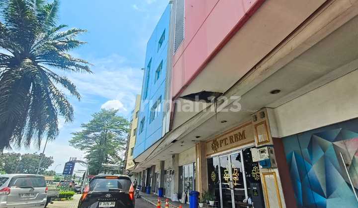 For immediate rent, a pair of connected shops at BSD Junction, facing a busy road near ITC BSD. For immediate rent, a pair of connected shops at BSD Junction, facing a busy road near ITC BSD.