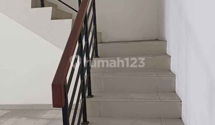 For quick rent: Icon Business Park shop house in BSD City, near Aeon Mall, in front of Atmajaya University, for office use only, no restaurants.