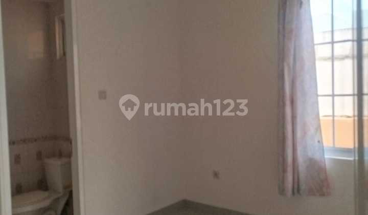 For quick rent: a neat, well-maintained 2-story house in Alicante cluster, Gading Serpong, semi-furnished, clean, newly repainted. 2