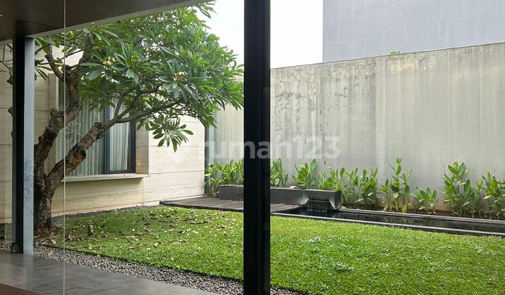 For sale luxury house at Paramount Hill Golf Gading Serpong, golf view position, fully furnished and well-maintained, with a swimming pool and fish pond. 2