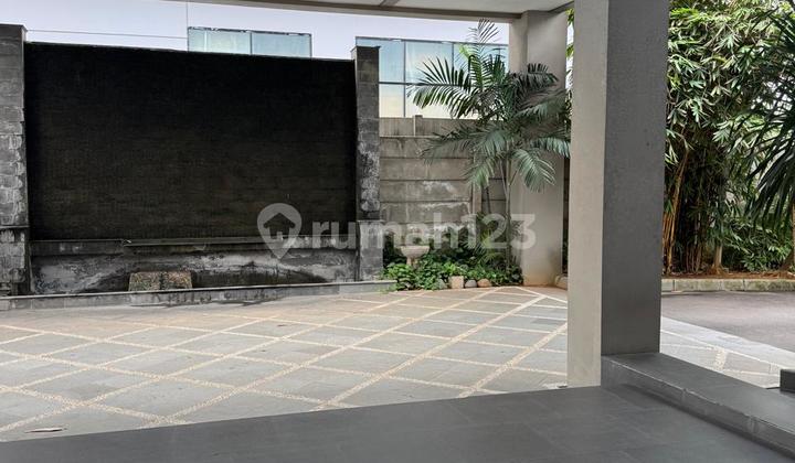 For rent: 2nd-floor building or commercial space in a strategic location on the main boulevard of Gading Serpong, can be partially leased, suitable for a beauty clinic or office.