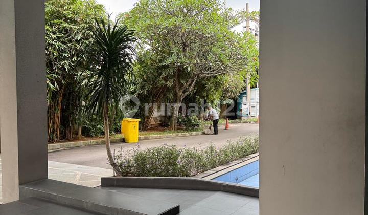 For rent: 2nd-floor building or commercial space in a strategic location on the main boulevard of Gading Serpong, can be partially leased, suitable for a beauty clinic or office.