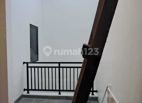 For rent: A neat, newly renovated, well-maintained, clean house with everything new, ready to occupy, including a kitchen set, located in Nusaloka BSD.