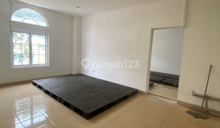 disewakan unit jarang ada 3 ruko gandeng 3 lantai ruko bolsena sudah ada lift barang rapi udah dijebol  2