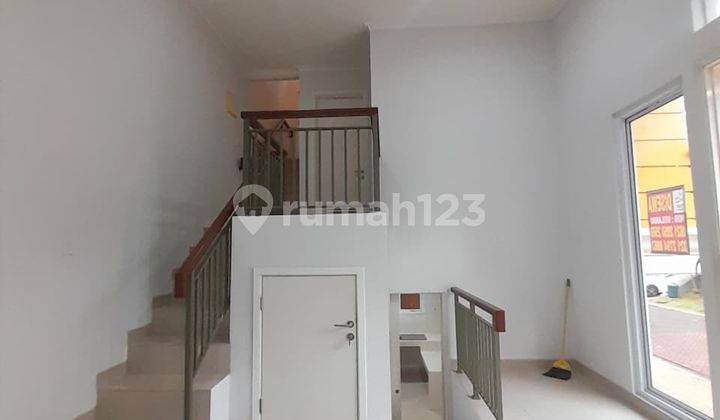 For rent: 3-story hook house in Omaha cluster, near St. John's School and Gading Serpong culinary center, in neat condition, ready to occupy and well-maintained. 2