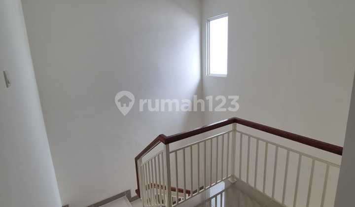 Disewakan rumah 2 lantai tipe lebar 8 cluster nara semi furnish udah ada ac dan gorden lengkap lokasi gading serpong 2
