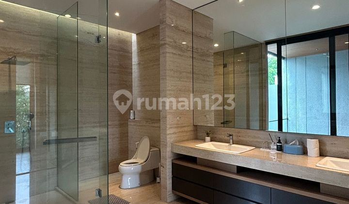 For rent: a luxurious, serene, and elite house with a golf course view, located in Gading Serpong, ready to occupy, neat and well-maintained, featuring a golf course view, complete with a swimming pool and fish pond.