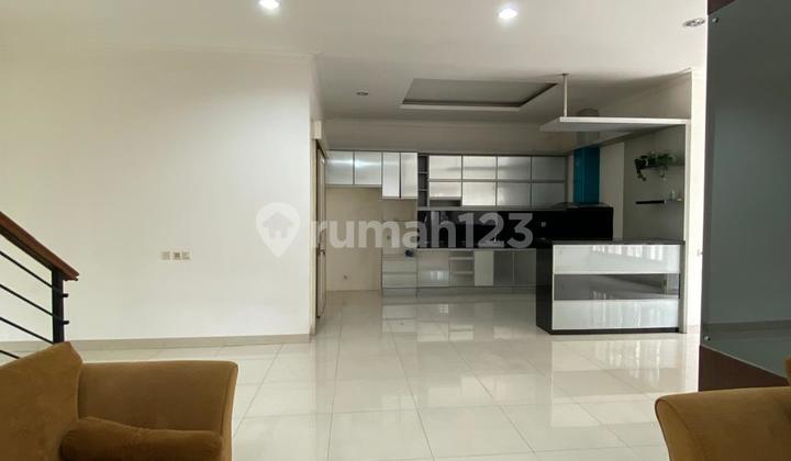 For immediate rent: Chalcedony cluster house in Pondok Hijau Golf Gading Serpong, clean, well-maintained, tidy hook, ready to occupy, large building, already renovated.