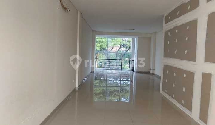 For immediate rent: Icon Business Park BSD shop house, 3 floors, strategic location in front of Atma Jaya BSD campus.