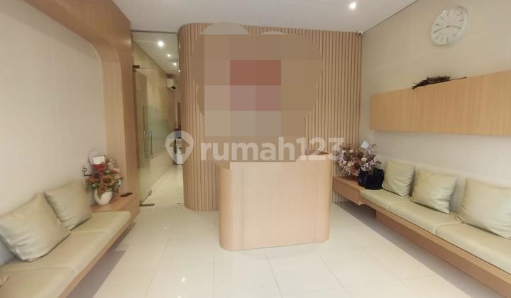 For rent, a ready-to-use shop house already furnished, suitable for an office, tidy, located in Ice BSD shop house, very strategic and busy.