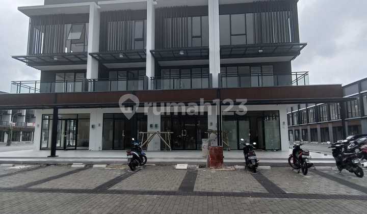 For rent: 4-unit linked shophouse, rare 3-story Hampton in Gading Serpong, near culinary center and Gading Serpong Mall.