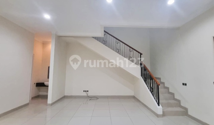 For rent: 2-story house in Aquamarine cluster, Pondok Hijau Golf, Gading Serpong. Semi-furnished, well-maintained, recently repainted, and with a new canopy. 1