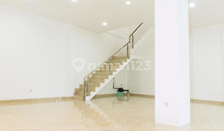 9-meter wide strategic shop house on Serpong-Cisauk main road. For sale at a good price. 2