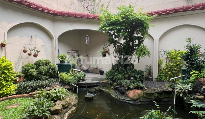 Rumah Tua 2 Lantai di Kembangan Dekat Pusat Perbelanjaan