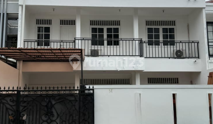 Rumah 2 Lantai Permata Buana Dekat Fasilitas Kesehatan