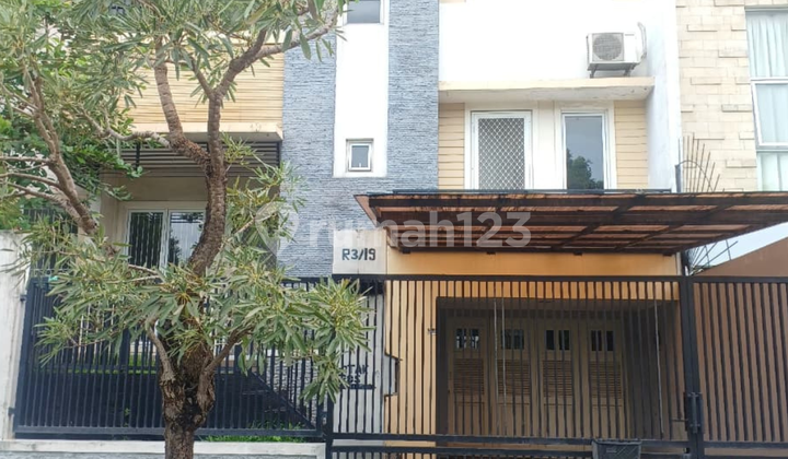 Rumah Mewah Cantik Fasilitas Lapangan dan Taman