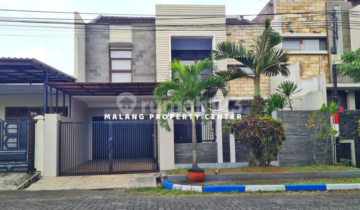 Rumah Bagus 2 Lantai Kawasan Elite Perumahan Araya Malang