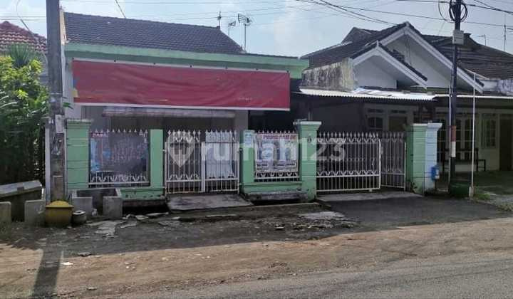 Affordable Large 243 M2 House on Jl Emas Sulfat, Suitable for Lodging or Residence 2