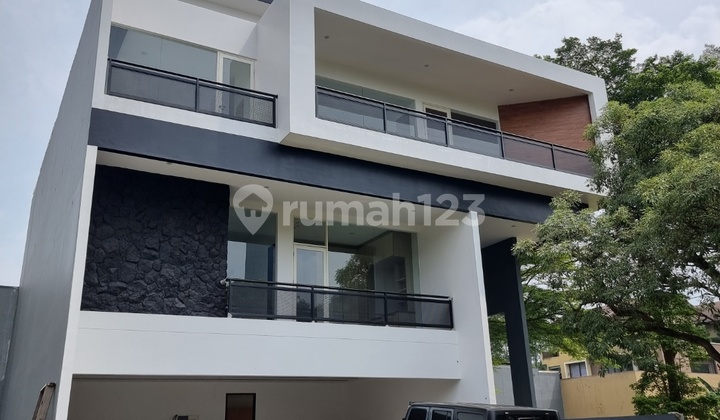 For sale: Ready-to-occupy house in Alam Sutera Palma with elevator, near the sports club.