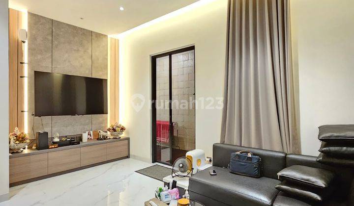 Rumah cantik rapi siap huni di Menteng Village Gading Serpong 5