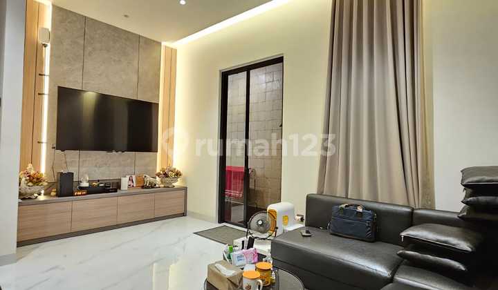 Rumah cantik rapi siap huni di Menteng Village Gading Serpong 6