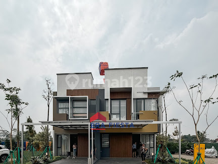 Selling a House in BSD, Adjacent to Bpk Penabur School, Maranatha University, Eastvara Mall, Ideal for Investment