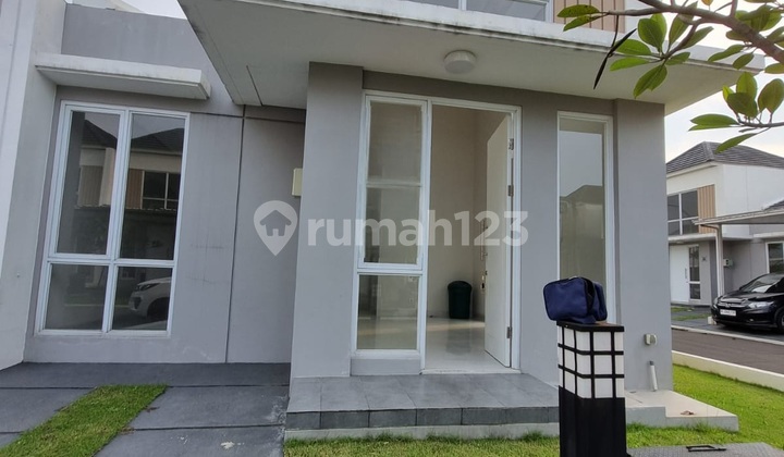 BEAUTIFUL HOUSE IN GADING SERPONG, 2 FLOORS, HOOK POSITION, READY TO OCCUPY