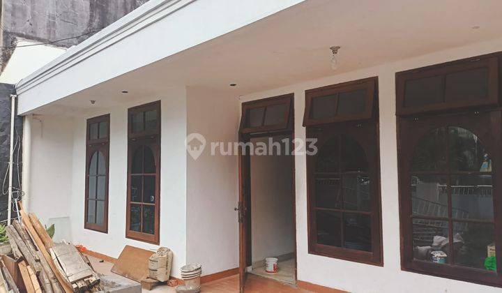 Disewakan rumah jalan 2 mobil lebar di TEBET UTARA cocok untuk rumah atau kantor 2