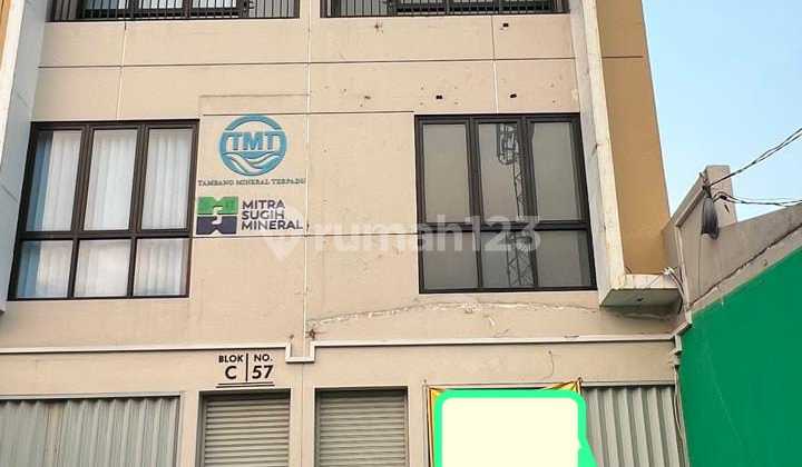 Translated to English: For Rent Good Shophouse 3,5 Floor + Rooftop Tebet South Jakarta 1